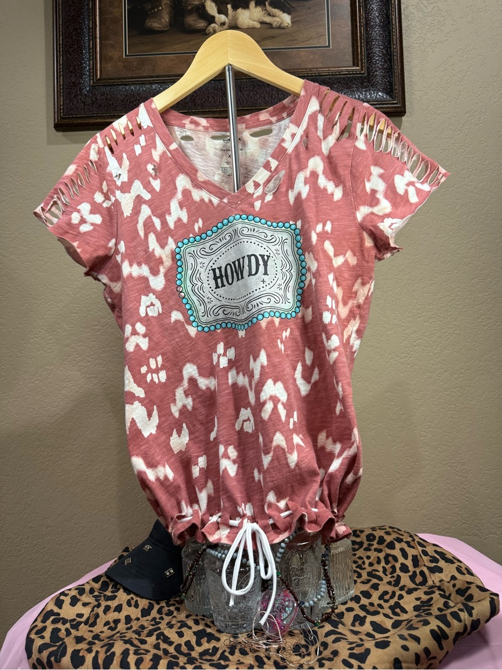 Custom Sonoma Rust Pink w/ “Howdy” graphic design Short Sleeve Tee,